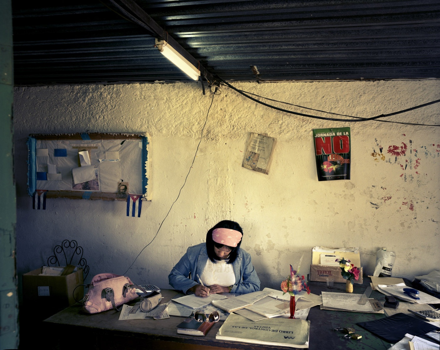 Cô Ormiles Lores Rodriguez, 40 tuổi, là kế toán tại trang trại hợp tác xã Grito de Baire. Cô cho biết mức lương của nông dân đã cải thiện, và họ sẽ được thưởng thêm theo quý nếu đạt chỉ tiêu đề ra.