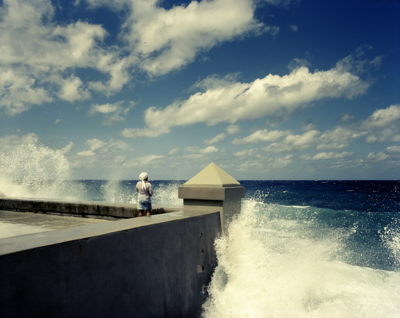  Một phụ nữ đang cầu nguyện nữ thần biển Yemaya tại đường Malecon, con đường tản bộ và hóng mát duy nhất ở Havana.