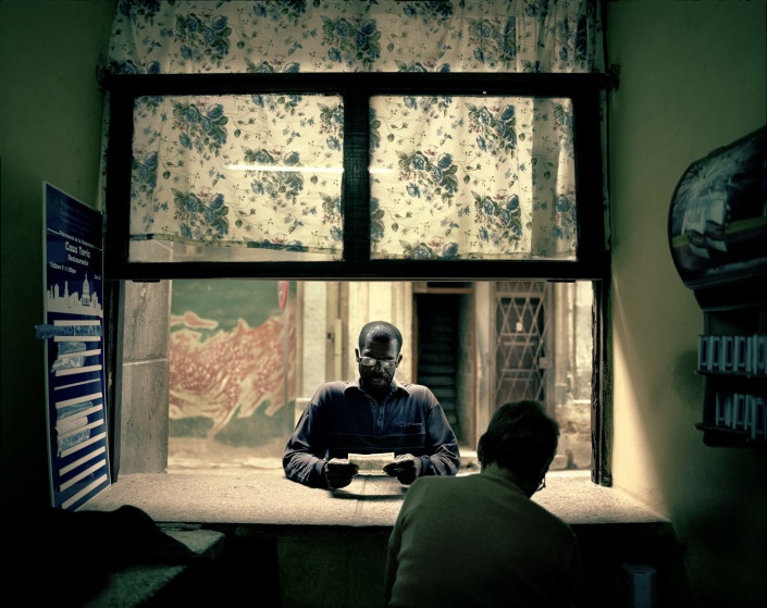 Ông Carlos, 62 tuổi, làm nghề thợ hàn. Ông đang mua thuốc lá tại một quán ăn thuộc quản lý nhà nước.