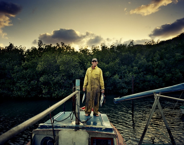 Ngư dân Jesus với thành quả là những chú cá vừa đánh bắt. 