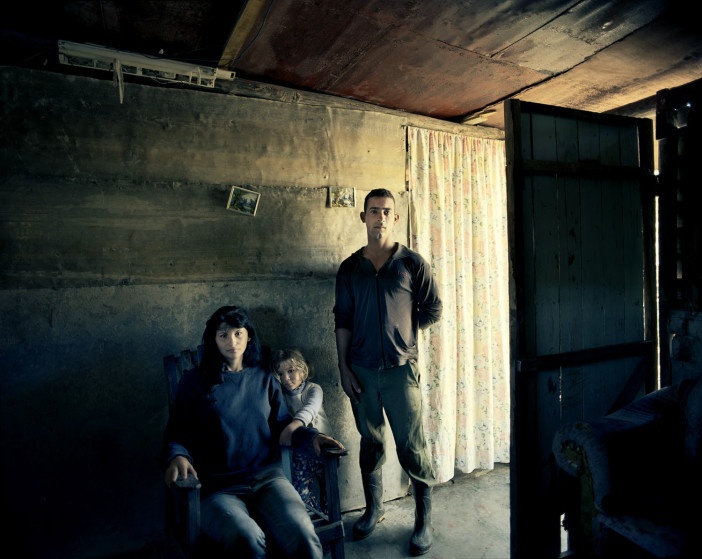 Anh Roberto, 22 tuổi, bên vợ và con gái. Anh đã bỏ ngang việc học ở đại học và về phụ cha làm nông. 