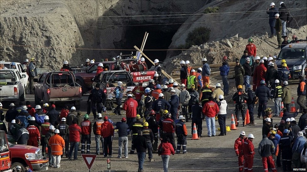 Ngày 5/8/2010, đường hầm chính dẫn vào khu mỏ vàng và đồng San Jose ở miền bắc Chile bất ngờ đổ sụp, khiến 33 thợ mỏ đang làm việc dưới hầm bị kẹt dưới độ sâu gần 700 m. 