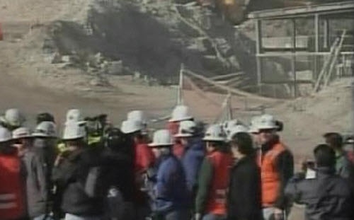 Hai ngày sau đó, mỏ tiếp tục sập lần thứ hai, làm cản trở việc tiếp cận bên trong. Các vụ sập đã cản trở lối thoát hiểm ở độ sâu từ 400 đến 500 m. Đội cứu hộ đã phải khoan và chuyển thiết bị thăm dò xuống phía dưới hầm, song các nỗ lực đều thất bại. 17 ngày sau tai nạn, đội cứu hộ nhận được mẩu tin nhắn với nội dung “Ở trong hầm này, chúng tôi vẫn ổn” từ nhóm thợ mỏ bị mắc kẹt gửi lên bằng cách gắn vào que thăm dò của lực lượng cứu hộ. 