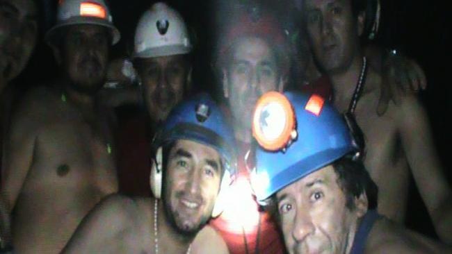 Hàng tiếp tế đã được gửi xuống hầm cho các thợ mỏ ngay sau đó thông qua chiếc ống nhỏ của lỗ khoan thăm dò. Đợt tiếp tế đã đến kịp lúc 33 công nhân kiệt sức vì không còn đồ ăn để duy trì sự sống. Thông qua đường kết nối, các thợ mỏ cho biết họ đã chia thành 3 nhóm để sinh hoạt. Ngày 26/8, truyền hình quốc gia Chile đã phát những hình ảnh đầu tiên về tình hình của các thợ mỏ  do họ tự ghi lại bằng máy quay mà đội cứu hộ gửi xuống.  Ảnh: AP