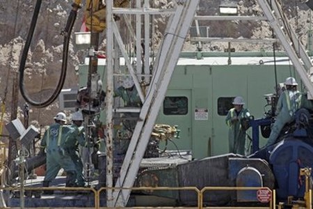 Đội cứu hộ quyết định khoan một đường hầm trực tiếp xuống nơi 33 công nhân bị mắc kẹt. Mũi khoan đầu tiên được thực hiện ngày 30/8 và hai mũi khoan tiếp theo diễn ra chỉ vài ngày sau đó. Lực lượng cứu hộ đã đào cả ba lỗ cùng một lúc để chắc chắn rằng, khi đưa thiết bị tới nơi, các thợ mỏ sẽ thoát khỏi hầm càng nhanh càng tốt.  