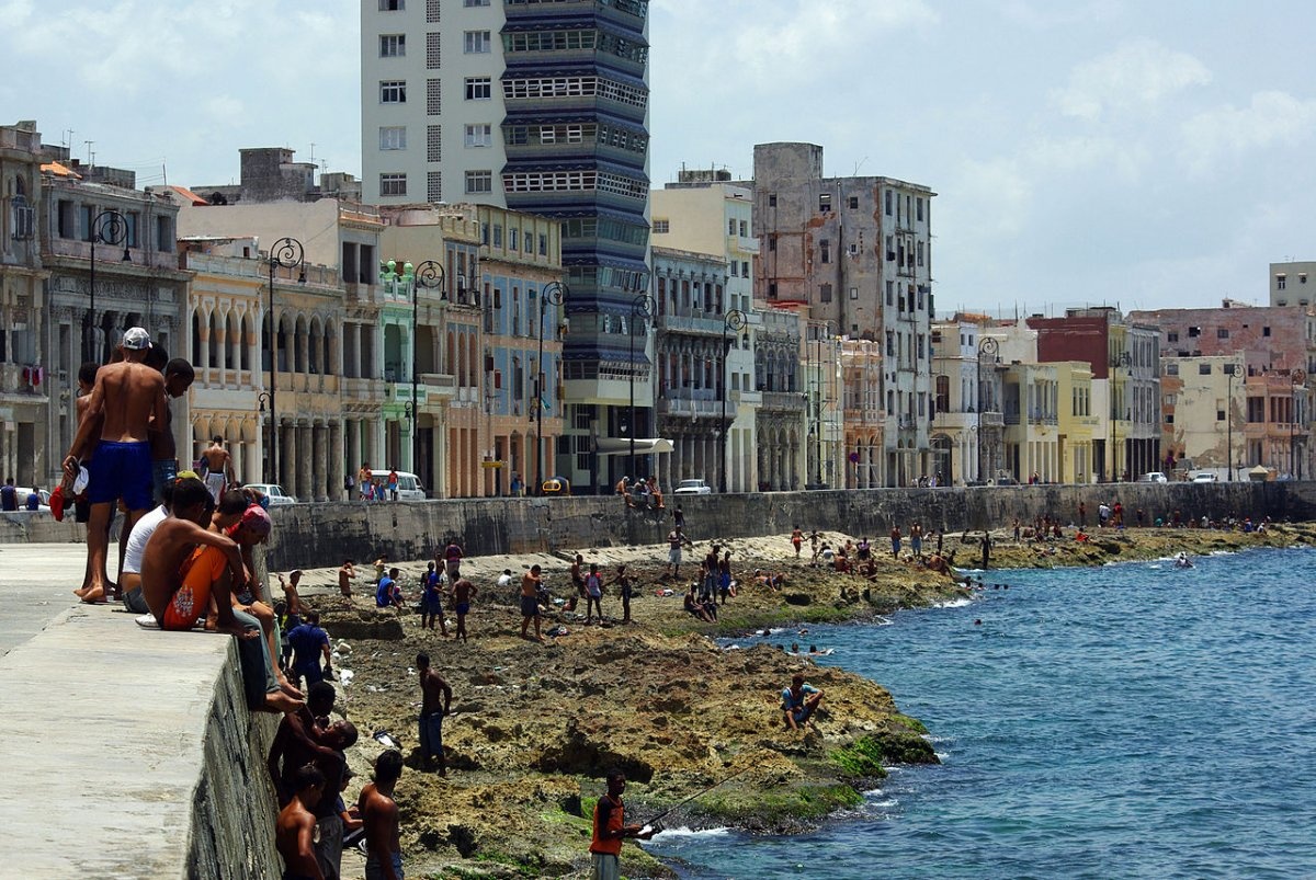 El Malecón là bức tường ngăn cách giữa Havana với biển. Các nhạc công thường chơi nhạc ở đây trong lúc người dân Havana đi dạo.
