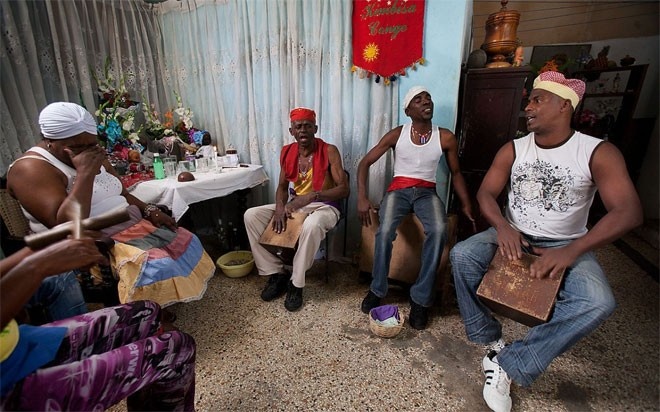 Nhạc sĩ chơi những bản nhạc và những người khác tiến hành các nghi lễ tôn giáo hay cầu nguyện.