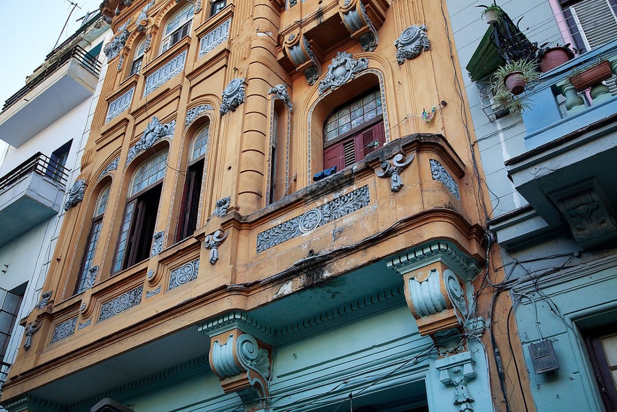 Habana Vieja hay Havana cổ xưa là khu vực lâu đời nhất tại thành phố đồng thời là điểm đến hấp dẫn khách du lịch. Không giống như nhiều khu vực khác, người ta đã khôi phục các tòa nhà tại Habana Vieja và đường phố nơi đây luôn được giữ sạch sẽ.