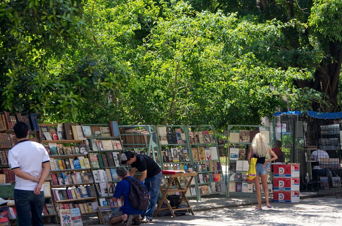Người dân có thể mua sách cũ tại Plaza de Armas. Nội dung của các đầu sách đa phần nói về cuộc cách mạng. 