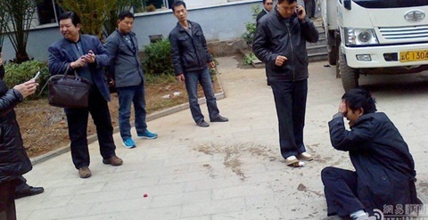 Quan huyen Trung Quoc cuoi khay khi dan uong thuoc sau hinh anh