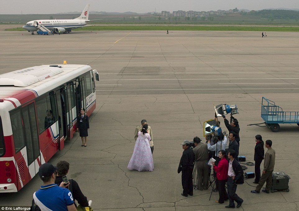 Đoàn làm phim đang thực hiện một cảnh quay tại sân bay. 