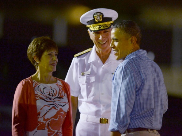 Dù ông Obama lớn lên ở đảo Honolulu, nhưng gia đình Tổng thống sẽ nghỉ tại Kailua, bờ biển phía đông đảo Oahu. Nơi đây cũng rất gần với căn cứ Hawaii của lực lượng lính thủy đánh bộ khiến công tác bảo vệ an ninh cho tổng thống dễ dàng hơn. Đô đốc Samuel Locklear, chỉ huy Bộ Chỉ huy Thái Bình Dương, cùng vợ là bà Pam Locklear đón gia đình ông Obama tại căn cứ Trân Châu Cảng - Hickham. Ảnh: AFP