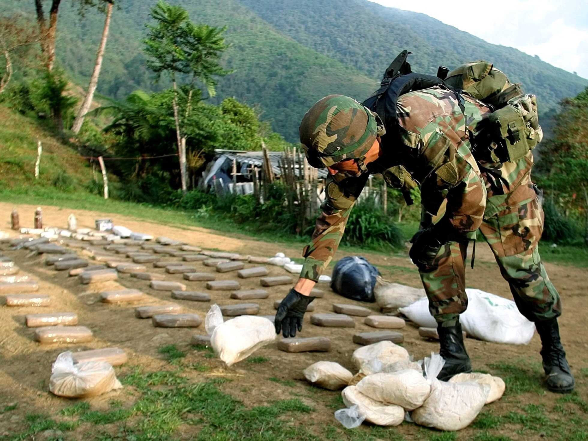 Colombia: 43,9 người chết/ 100.000 dân Những cuộc xung đột bạo lực giữa quân đội chính phủ và lực lượng nổi dậy cánh tả FARC khiến hơn hàng trăm nghìn thường dân thiệt mạng trong hơn 60 năm qua. Những nhóm nổi dậy, cùng với các nhóm bán quân sự cánh hữu và các băng đảng buôn lậu ma túy không ngừng chiến đấu với nhau để giành quyền kiểm soát việc sản xuất và vận chuyển ma túy lậu. Ngành công nghiệp cà phê hấp dẫn ở Colombia cũng thu hút nhiều nhóm muốn tranh giành kiểm soát.