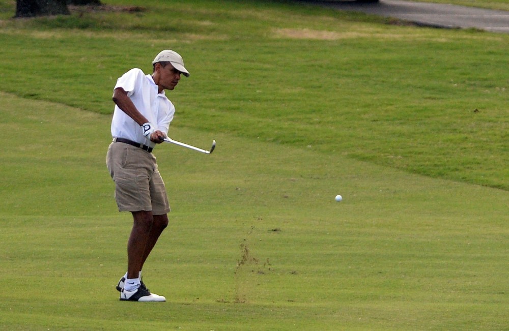Một môn thể thao mà ông Obama rất thích: đánh golf. Ngoài các sân golf lớn như Olomana Golf Links và Royal Hawaiian Golf Club, địa điểm ông Obama đến chơi nhiều nhất là sân golf  Kaneohe Klipper trong căn cứ của lực lượng lính thủy đánh bộ ở Hawaii. Nơi đây vừa có cả hướng nhìn ra núi và biển. Ảnh: AFP