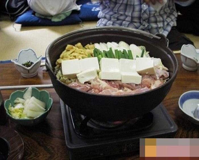 Một bữa ăn của một sumo Nhật Bản đủ cho 5 đến 6 người bình thường.