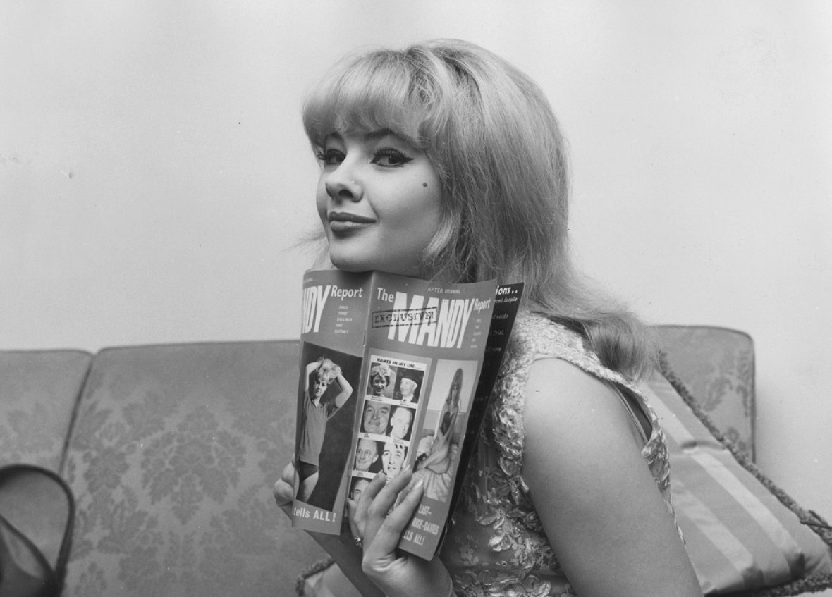 Mandy Rice-Davies là người phụ nữ tâm điểm trong vụ bê bối Profumo năm 1963 hạ bệ cả chính phủ của thủ tướng Anh khi đó là ông Harold Macmillan. Hồi năm 1963, chính phủ Anh trải qua khủng hoảng uy tín nghiêm trọng khi tin tức Bộ trưởng Chiến tranh, John Profumo, quan hệ tình dục với một cô gái trẻ 19 tuổi. Ban đầu, ông Profumo chối bỏ mọi liên quan tới cô Rice-Davies, nhưng sau đó ông buộc phải thừa nhận việc làm thiếu đứng đắn của mình trước quốc hội. Ông Profumo rời bỏ mọi chức vụ sau sự việc này. Sự việc ảnh hưởng nghiêm trọng đến uy tín của ông Macmilland. Ông từ chức thủ tướng vào tháng 10/1963 vì lý do sức khỏe. Đảng Bảo thủ của Macmilland cũng chịu va lây và đẻ thua trước Công đảng trong cuộc bầu cử năm 1964. Rice-Davies đã qua đời ngày 18/12/2014 ở tuổi 70.
