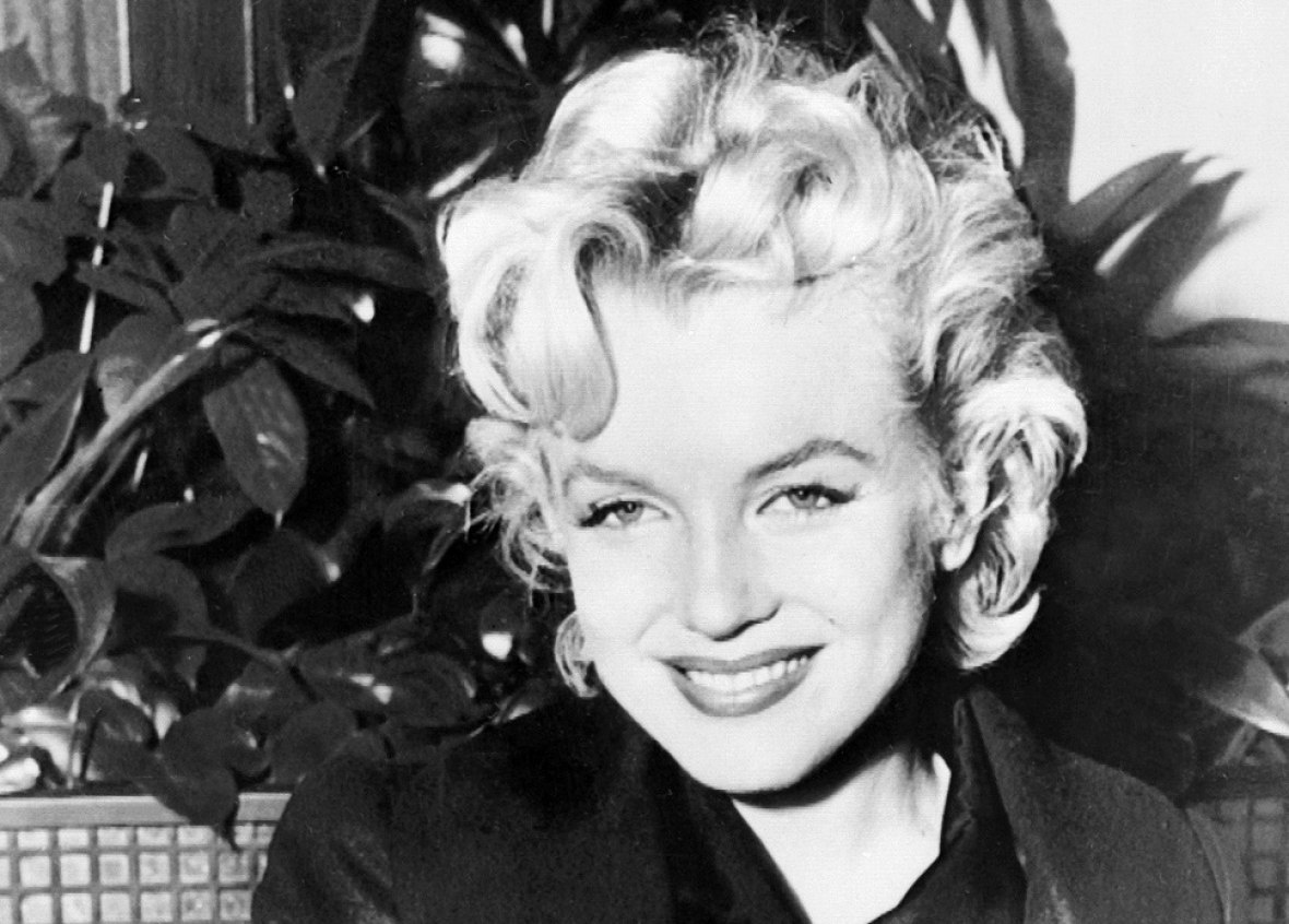 Nữ diễn viên nổi tiếng Marilyn Monroe đã bí mật qua lại với cố tổng thống John F. Kennedy lúc ông còn sống. Sự việc nhanh chóng đến tai phu nhân Kennedy, nhưng bà nhẫn nhịn vì muốn bảo vệ hạnh phúc gia đình. Dư luận tin rằng nỗi buồn người con trai thứ 2 qua đời sau khi sinh non đã giúp hàn gắn quan hệ vợ chồng của tổng thống Kennedy cho đến khi ông bị ám sát. 