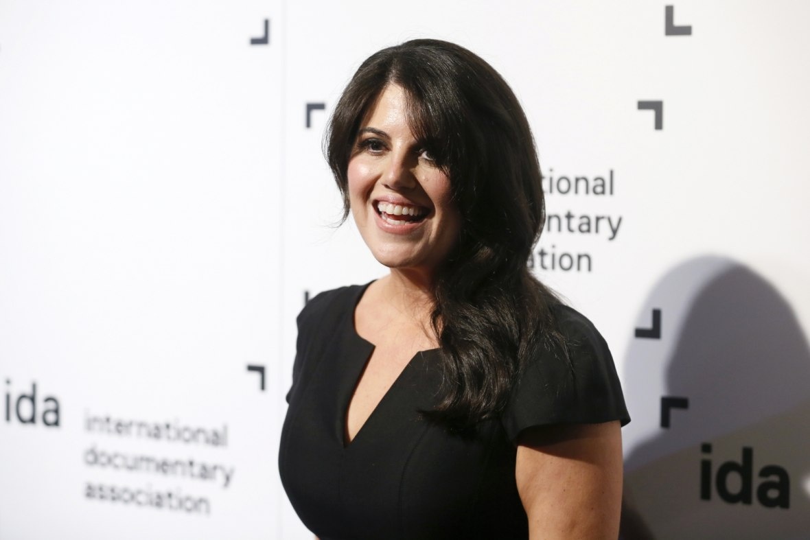 Monica Lewinsky là nữ thực tập sinh tâm điểm trong bê bối tình dục tại Nhà Trắng dưới thời chính quyền Bill Clinton. Tổng thống Clinton khi đó cũng thừa nhận có 