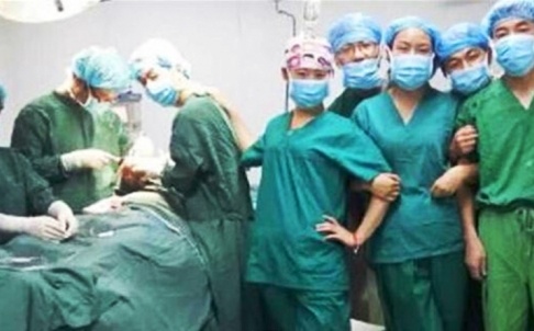 Bac si Trung Quoc tao dang chup anh khi mo cho benh nhan hinh anh