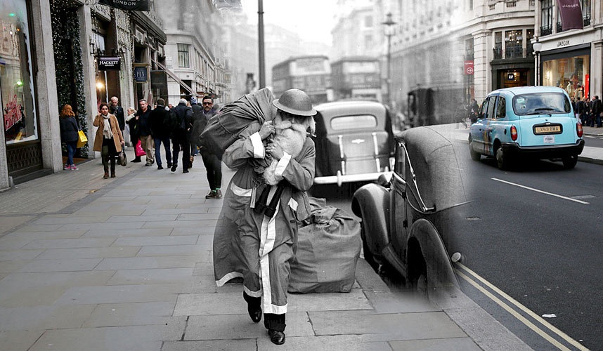 Một “ông già Noel” với phong cách lạ, khoác túi quà trên vai khi đang di chuyển trên phố Regent, ngày 23/12/1940.