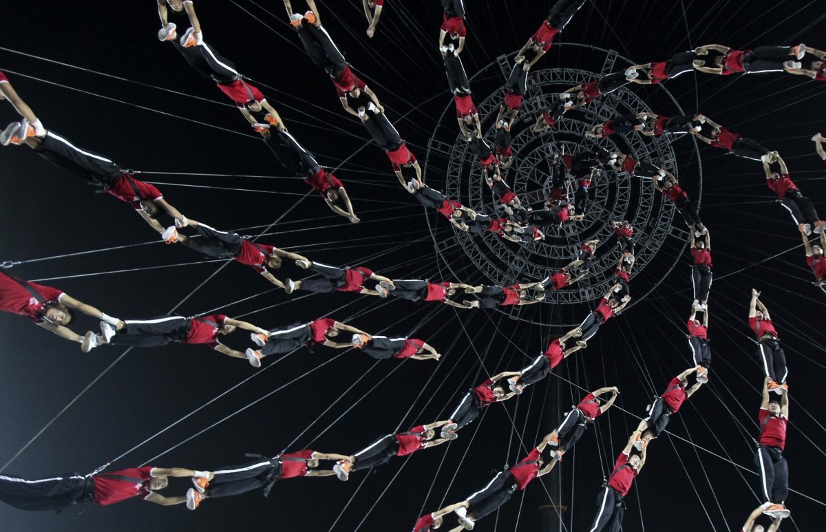 Những võ sinh Trung Quốc kết nối thành mô hình trong một tiết mục biểu diễn khai mạc tại Thế vận hội thanh niên Nam Kinh năm 2014. Ảnh: Reuters