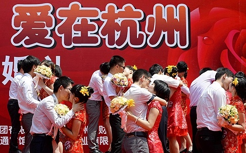 Các cặp đôi tham dự một lễ cưới tập thể ở Hàng Châu. Ảnh: Reuters