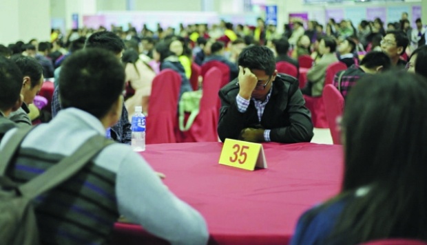Thanh niên Trung Quốc tại một hội chợ tìm người yêu. Ảnh: SCMP