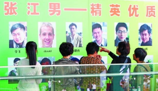 Người ngoại quốc cạnh tranh với đàn ông Trung Quốc trong một hội chợ mai mối. Ảnh: SCMP