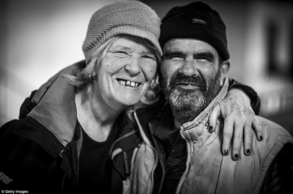 Những người lang thang vẫn nở nụ cười khi ống kính máy ảnh hướng về phía họ.