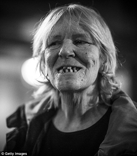 Những người không nhà, phải lang thang và ngủ ngoài lề đường tại London rất đa dạng, từ các cụ ông, cụ bà, phụ nữ và cả trẻ em.