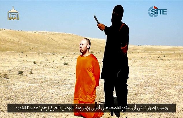 Đao phủ của IS có biệt danh Jihadi John xuất hiện trong đoạn video hành quyết nhà báo Steven Sotloff ngày 2/9. Các nhân viên tình báo Anh tin rằng Jihadi John vốn là một cựu ca sỹ nhạc rap không nhiều tên tuổi từng sống ở Anh. Ảnh: Site