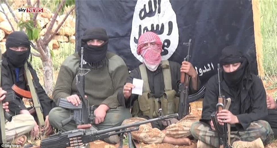 Đàn áp và thảm sát các cộng đồng thiểu số cùng những tôn giáo khác: Với lá cờ đen biểu tượng, IS muốn xây dựng một nhà nước Hồi giáo của người Sunni theo chủ nghĩa cực đoan. Chúng tấn công không nhân nhượng với những cộng đồng người Hồi giáo dòng Shiite, cưỡng ép những người dân sống trong các vùng mà phiến quân chiếm cứ phải tuân thủ luật Hồi giáo hà khắc sharia, cải sang đạo Hồi nếu là người tôn giáo khác. Ảnh: AP