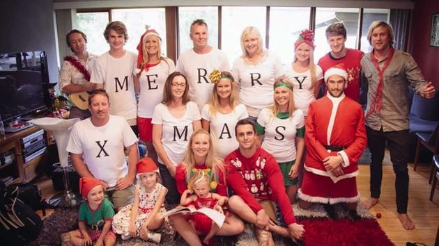 Lời cầu hôn bất ngờ giữa cuộc họp gia đình: Tyne Owen đã khiến bạn gái Jaime cảm động đến không thể kìm được nước mắt vì kế hoạch cầu hôn trước đêm Giáng sinh năm 2013. Khi đó, Owen đã bí mật thuyết phục những thành viên trong gia đình Jamie chụp một bộ ảnh kỉ niệm cả gia đình. Họ sẽ mặc áo có các ký tự ghép thành dòng chữ 