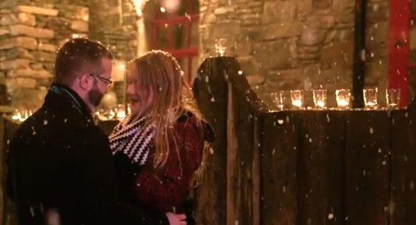 Cầu hôn giữa nhạc jazz và ánh nến: Chàng trai người Ireland, Mike McLoughlin, muốn gây ngạc nhiên với bạn gái bằng món quà Giáng sinh hạnh phúc nhất: một chiếc nhẫn đính hôn. Lời câu hôn diễn ra trong một ngày cuối tháng 12/2014 trong không khí Giáng sinh, nhân kỉ niệm 3 năm hẹn hò của Mike và Saara. 