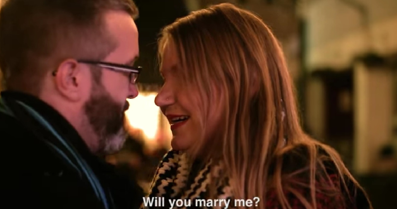 Vào ngày hẹn, Mile đợi Saara ở một góc phố tại thị trấn Dingle. Anh dắt bạn gái đi qua một dãy phố huyền sảo bởi ánh sáng từ các dây đèn lấp lánh và nến, trong khi một ban nhạc chơi nhạc jazz êm dịu. Phần quan trọng nhất diễn ra khi Mike ngỏ lời cầu hôn Saara và quỳ xuống đưa ra chiếc nhẫn. Cô đã nói lời đồng ý ngay trong không gian tràn ngập tiếng vỗ tay chúc phúc của nhiều người.