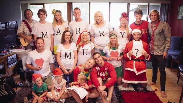 Sau đó, một số người sẽ đổi chỗ cho nhau. Dòng chữ lúc này trở thành 