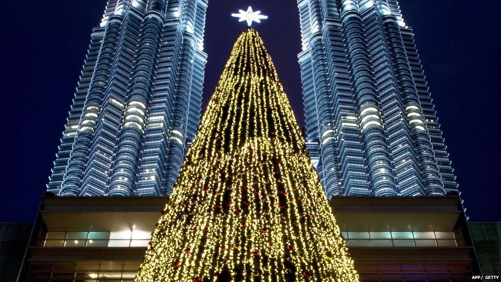 Cay thong khong lo, den ky luc Guinness ruc ro Giang sinh hinh anh