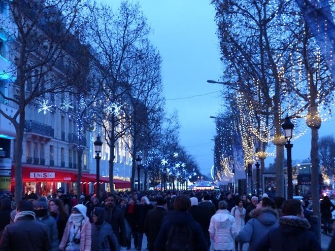Trung tâm đại lộ Champs Elysées đông nghịt người mỗi khi mùa Noel tới. Champs Élysées là một đại lộ lớn và nổi tiếng ở thủ đô Paris của Pháp, nối hai quảng trường Concorde và Étoile.  