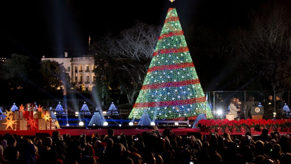 Cây thông gần Nhà Trắng tại Washington rực rỡ trong đêm 4/12. 