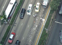 Hang trieu USD roi giua trung tam Hong Kong hinh anh