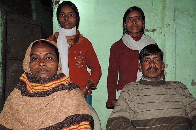 Anh Manoj Shah bị bắt cóc và ép buộc phải kết hôn với người vợ (trái). Họ chung sống với nhau đã hơn 20 năm. Ảnh: Al Jazeera