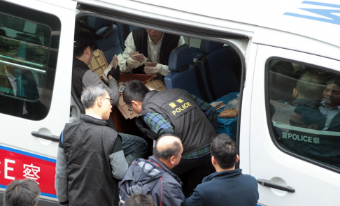 Cảnh sát Hong Kong thu hồi tiền rơi ở hiện trường. Ảnh: SCMP