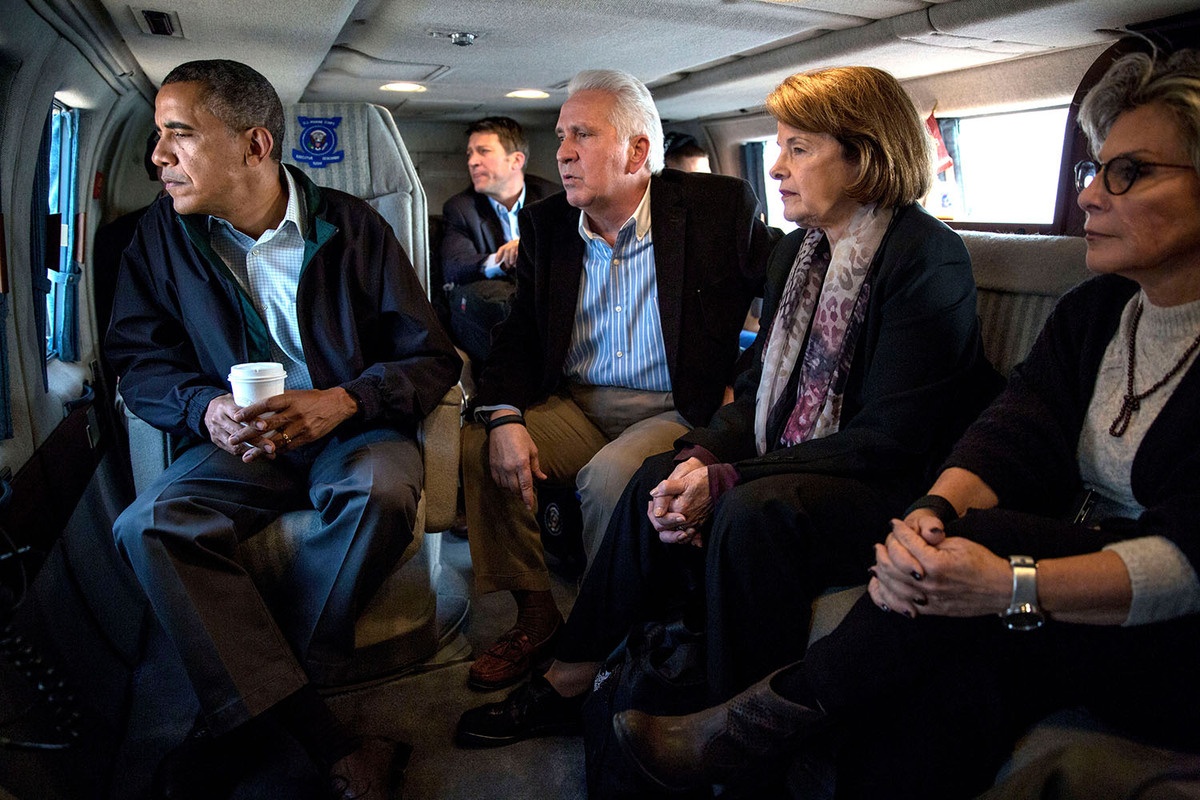 Tổng thống Obama thị sát tình hình hạn hán nghiêm trọng ở bang California từ trực thăng cùng các thượng nghị sĩ vào ngày 14/2.