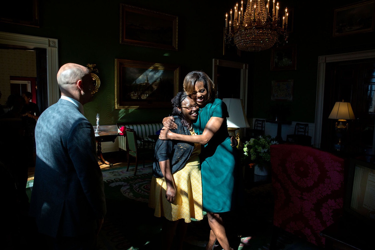 Phu nhân Michelle ôm một vị khách tại phòng Xanh ở Nhà Trắng vào ngày 27/2.