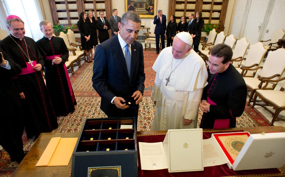 Tổng thống Obama gửi tặng Giáo hoàng Francis một hộp đựng 9 hạt giống đã trồng ở Nhà Trắng, với mong muốn chúng sẽ được gieo trong các khu vườn ở Cung điện Giáo hoàng. Gỗ của hộp đựng lấy từ những cây trồng trong Thánh đường Baltimore, nhà thờ lớn đầu tiên ở Mỹ. Ảnh: AFP