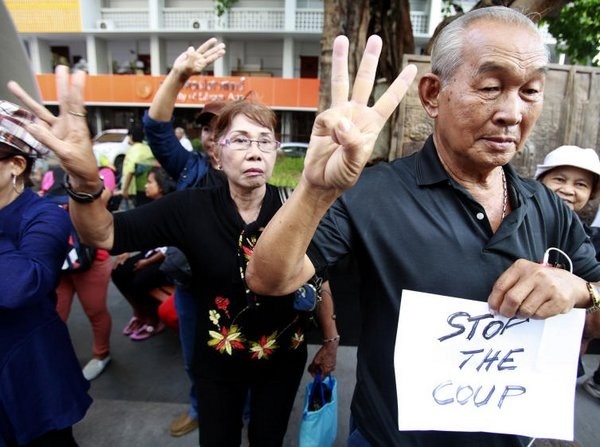 Sau nhiều tháng bất ổn kéo dài, quân đội Hoàng gia Thái Lan đã lật đổ chính phủ và Thủ tướng Yingluck Shinawatra vào tháng 5. Sự kiện này khiến phe đối lập tức giận. Họ giơ ba ngón tay, vốn là cử chỉ trong phim Hunger Games của Hollywood, để phản đối việc quân đội tiếm quyền. Trái ngược với thông điệp của hành động giơ ba ngón tay phim là thể hiện sự cảm kích và tôn trọng, những người biểu tình ở Thái Lan lại sử dụng cử chỉ này để thể hiện “sự tự do, bình đẳng và tình anh em”. Ảnh: 