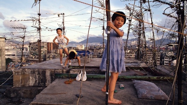 “Cửu Long Thành là một công trình kiến trúc tự phát, vượt ra khỏi sự kiểm soát của chính quyền”, nhiếp ảnh gia Greg Girard, người đã dành nhiều năm ghi lại hình ảnh độc đáo 20 năm trước của Hong Kong, cho hay.  