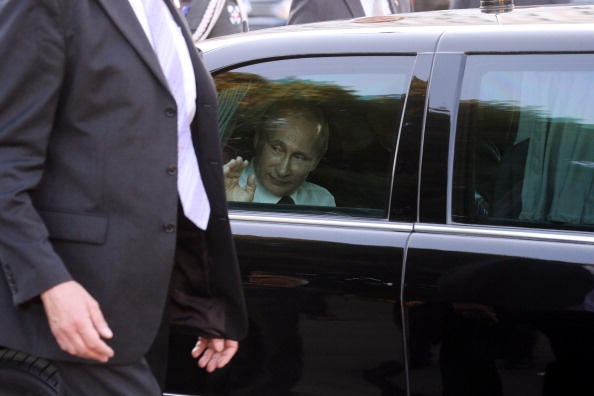 Tổng thống Putin nhìn ra bên ngoài từ cửa kính ôtô khi ông đến thăm thủ đô Vienna, Áo, vào ngày 24/6. Ảnh: AFP