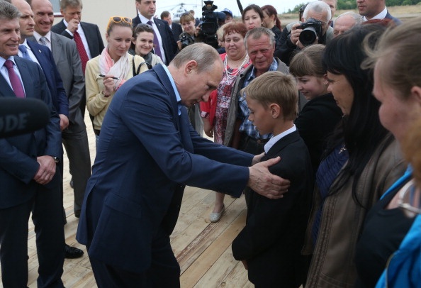 Trong chuyến công tác đến vùng Amur ngày 22/5, Tổng thống Putin đến thăm một ngôi làng vừa được xây dựng lại sau khi bị tàn phá trong trận lũ năm ngoái. Ảnh: AFP