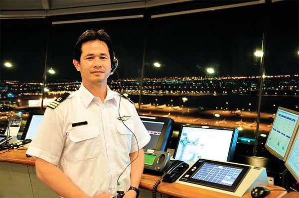 Anh Phanom Tanheng, 42 tuổi, là một trong những người chịu trách nhiệm hoạt động tại trung tâm kiểm soát không lưu ở sân bay Suvarnabhumi, Bangkok, Thái Lan. Ảnh: Bangkok Post